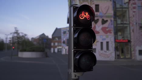 Concepto-De-Movilidad-Urbana-Sostenible,-Semáforo-De-Bicicletas-Con-Señal-De-Bicicleta-En-Una-Calle-De-La-Ciudad