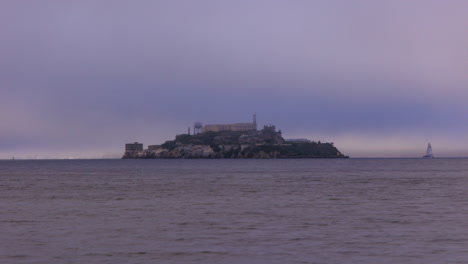 Alcatraz-Insel-Mit-Vorbeiziehendem-Nebel
