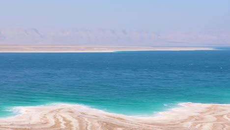 Surreale-Landschaftsansicht-Des-Toten-Meeres-Im-Rift-Valley-Von-Jordanien,-Mit-Weißer-Salziger-Treibsandküste-Und-Türkisfarbenem-Salzwasser