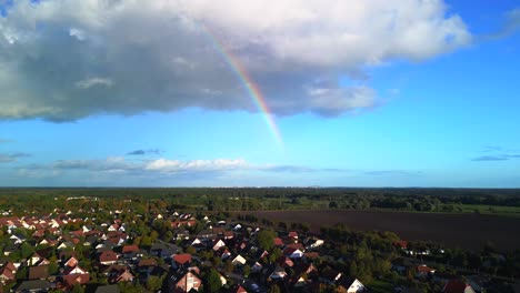 Regenbogen-Im-Blauen-Himmel,-Große-Wolke-über-Dem-Dorf