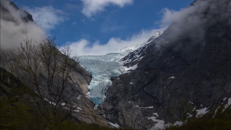 Hermosa-Vista-Del-Magnífico-Glaciar-Llamado-Briksdalsbreen-En-Noruega