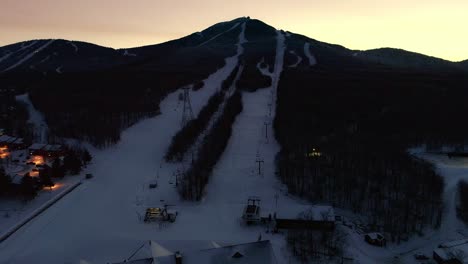 Montaña-De-Esquí-En-La-Noche---Video-De-Drones