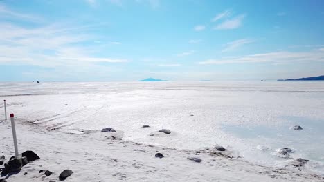 Picturesque-landscape-of-white-desert-and-blue-background-in-Salar-de-Uyuni,-Bolivia