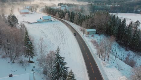 Elektroautofahren-In-Verschneiter-Landschaft-In-Norwegen