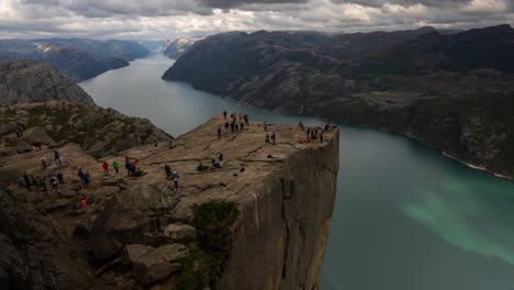 People-enjoying-the-amazing-view-from-the-spectacular-Preikestolen-in-Lysefjorden,-Norway