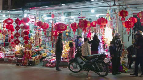 Static-shot-of-customers-looking-at-the-bright-lights-and-lanterns-on-sale