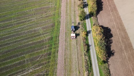 Traktor-Auf-Fallen-Feld-Kartoffel-Accer-Und-Straße