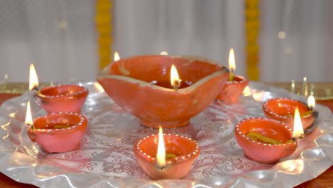 Burning-Diyas-or-earthen-lamps-decorated-in-a-Thali