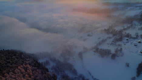 Landschaft-Bedeckt-Mit-Dichtem-Nebel-Und-Wolken-Während-Des-Goldenen-Sonnenaufgangs-Im-Winter-Mit-Schneebedeckten-Feldern