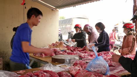 Handgehaltene-Aufnahme-Eines-Straßenmarktes,-Der-Rohes-Fleisch-An-Kunden-In-Lang-Son-Verkauft