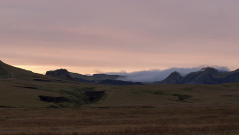Schöner-Sonnenuntergang-über-Grasbewachsenen-Ebenen-Und-Bergen-In-Südisland