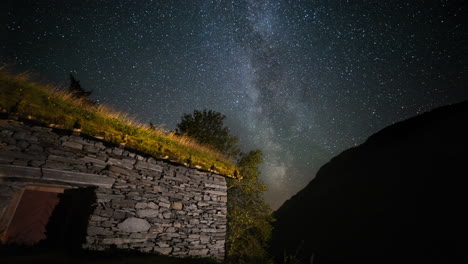 Amazing-timelapse-of-the-Milky-Way-galaxy-seen-from-an-old-mountain-farm