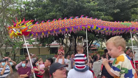 Gente-Abarrotada-Para-Ver-El-Espectáculo-De-Danza-Del-Dragón-Que-Celebra-El-Año-Nuevo-Chino-En-El-Salón-Conmemorativo-Sun-Yat-Sen-Nanyang,-También-Conocido-Como-Wan-Qing-Yuan,-Singapur