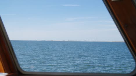Erstaunliche-Landschaft-Des-Meeres-Durch-Ein-Fenster-Eines-Bootes-In-Zeitlupe