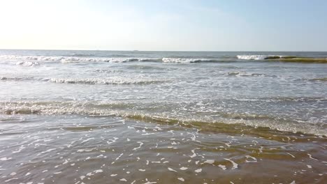Wunderschönes-Video-Von-Einem-Strand-Von-Der-Küste-Während-Des-Sonnenuntergangs,-Während-Die-Wellen-An-Die-Küste-Schlagen,-Belgien