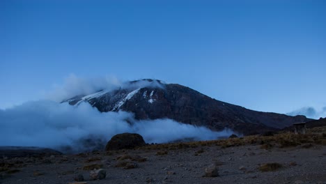 Wolken-Bauen-Sich-Um-Den-Gipfel-Des-Kilimandscharo-Auf,-Während-Die-Sonne-Untergeht