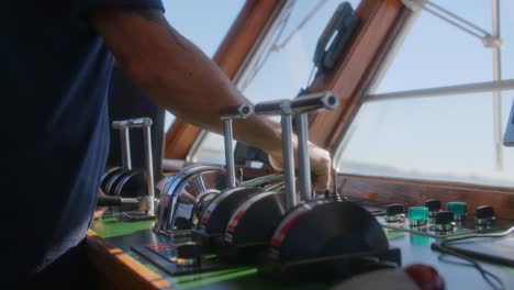 Capitán-Operando-El-Barco-Para-Zarpar-En-El-Mar