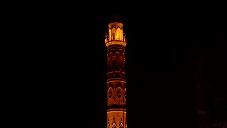 Mardin's-Ulu-Camii's-minaret-at-night,-illuminated-glamorously
