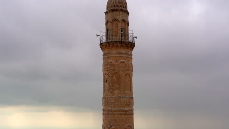 Mardin-Grand-Moschee-Minarett-An-Einem-Diesigen-Tag-Mit-Blick-Auf-Mesopotamien