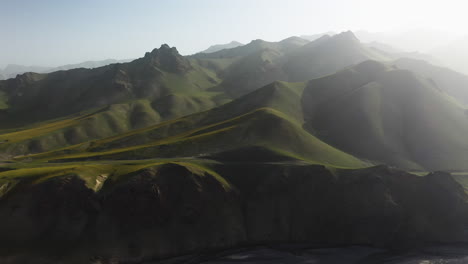 Reveladora-Toma-De-Drones-Del-Río-Kurumduk-En-Kirguistán-Y-La-Cordillera,-Hacia-El-Sol