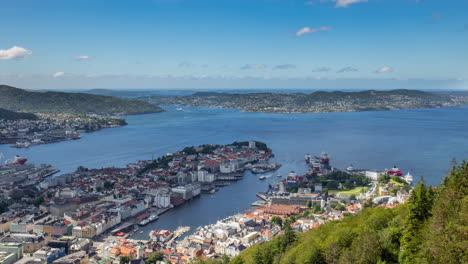 Schöne-Aussicht-über-Die-Stadt-Bergen-Vom-Aussichtspunkt-Auf-Dem-Berg-Fløyen-An-Einem-Sommertag