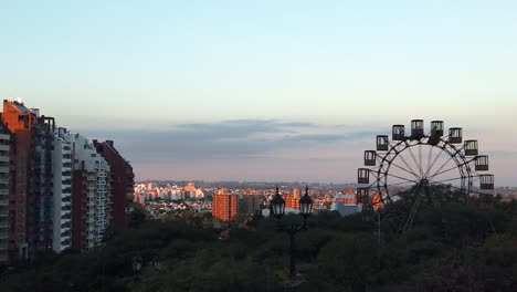 Cordoba,-Argentinien-Stadtbild-Mit-Blauem-Und-Sauberem-Himmel-Bei-Tageslicht