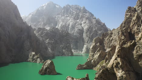 Descending-drone-shot-of-the-Kel-Suu-lake-in-Kyrgyzstan,-wide-shot