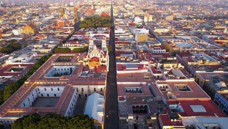 Aerial-push-in-footage-of-a-marathon-in-Puebla-City,-Mexico