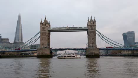 Puente-De-La-Torre-De-Londres,-El-Fragmento-Y-El-Pepinillo-Tomados-Del-Río-Támesis