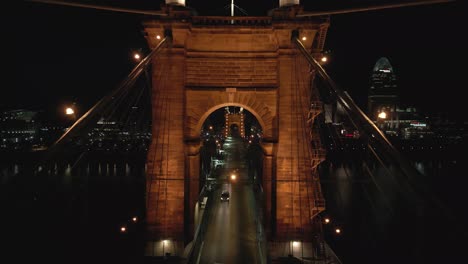Puente-Colgante-Aéreo-Droneto-Bridge-Tower,-Noche,-Cincinnati,-Ohio