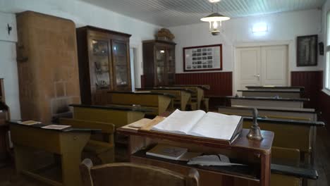 Klassenzimmer-Mit-Antiken-Möbeln-Aus-Dem-19.-Jahrhundert