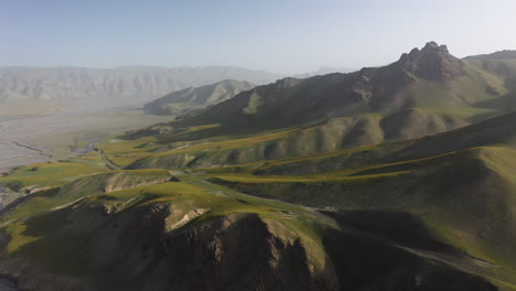 Rotierende-Drohnenaufnahme-Des-Kurumduk-Flusses-In-Kirgisistan,-Weitschuss