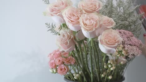 Schöne-Rosa-Rosen,-Die-Für-Valentinstagsarrangements-Verarbeitet-Werden