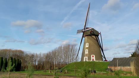 Eine-Nicht-Bewegliche-Traditionelle-Holländische-Windmühle,-Die-Auf-Dem-Land-In-Den-Niederlanden-Steht