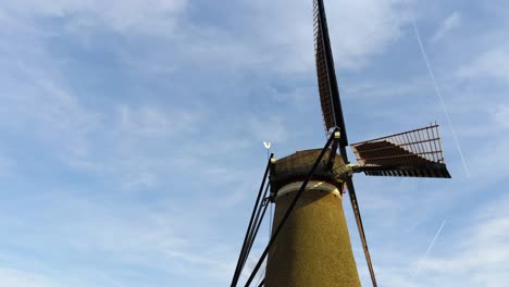 Close-up-of-a-moving-tradtional-Dutch-windmill-in-the-countryside-of-the-Netherlands