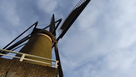 Eine-Traditionelle-Holländische-Windmühle-Aus-Nächster-Nähe-Von-Der-Seite