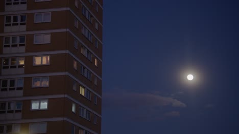 Londoner-Hochhaus-Vor-Dem-Hintergrund-Des-Nachthimmels-Mit-Mond