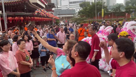 People-crowded-around-and-catch-a-glimpse-of-Singapore's-Second-Minister,-Josephine-Teo,-at-the-much-anticipated-Chinese-New-Year-Street-light-up-event-in-Singapore's-Chinatown