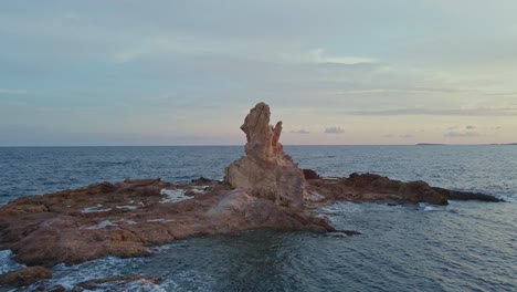 Rötlicher-Hafen-Cala-Pregonda-Menorca-Spanien-Mittelmeer