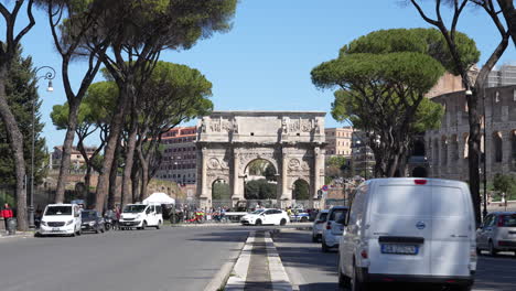 Arco-De-Constantino-En-Roma-Detrás-De-Una-Concurrida-Calle-Moderna