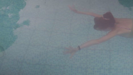 Handaufnahme-Einer-Jungen-Dame-In-Einem-Badeanzug,-Die-Unter-Wasser-Schwimmt