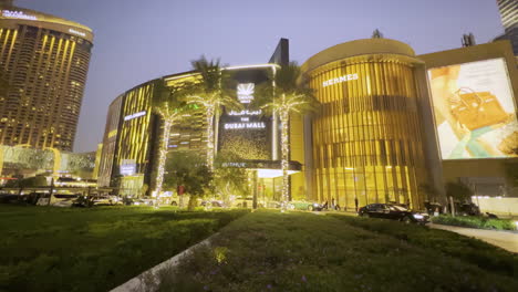Weite-Sicht-Auf-Eine-Lichtshow-Am-Eingang-Der-Dubai-Mall-In-Der-Abenddämmerung