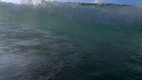Zeitlupe-4x-Meereswelle-Kommt-Und-Deckt-Kamera-Ab