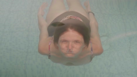 Eine-Junge-Rothaarige-Wasser-Steckt-Ihren-Kopf-Aus-Einem-Schwimmbad-Und-Lächelt-In-Die-Kamera