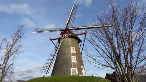 Close-up-of-a-traditional-Dutch-windmill-in-the-countryside-in-the-Netherlands