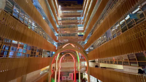 Weite-Ansicht-Des-Marokko-pavillons-Auf-Der-Expo-Dubai-2020-Aus-Einer-Holzbasierten-Architektur,-Die-Auf-Mehreren-Ebenen-Strukturiert-Ist