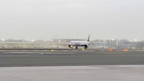 Avión-De-Emirates-En-El-Aeropuerto-De-Dubai-Preparándose-Para-Despegar-En-Un-Día-De-Niebla