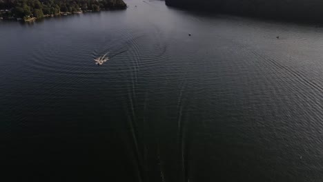 Top-down-Überfahrt-Des-Motorboots-Auf-Dem-Candlewood-Lake-In-Connecticut-Im-Nordosten-Der-USA-Während-Der-Sommersaison