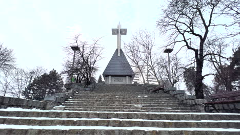 Bewegende-Aufnahme-Des-Heldenkreuzdenkmals-In-Cluj-Napoca-Zur-Winterzeit-Rumänien