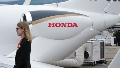 HondaJet-HA-420,-close-up-of-over-the-wing-mounted-engine,-GE-Honda-HF120